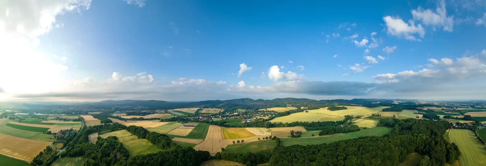 Panoramablick über Felder, Wälder und kleine Dörfer